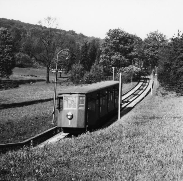 Lanovka byla přestavěna, prodloužena a získala elektrický pohon. Pravidelný provoz začal v roce 1932. | Foto: ČTK