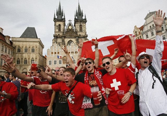 Radost Švýcarů na Staroměstském náměstí v Praze. | Foto: Reuters