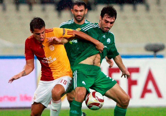 Milan Baroš (Galatasaray) bojuje o míč s Karagounisem (Panathinaikos) v Evrospké lize. | Foto: Reuters