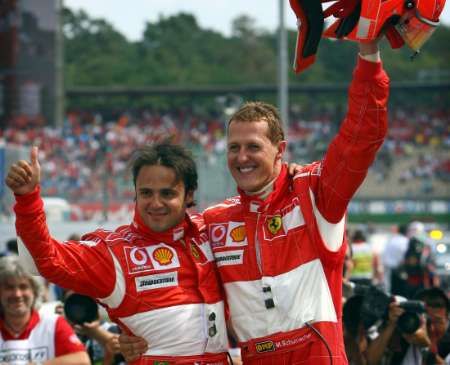 Michael Schumacher (vpravo) a Felipe Massa se radují z prvních dvou míst v GP Německa. | Foto: Reuters