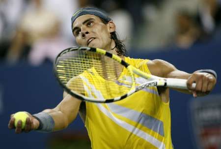 Rafael Nadal servíruje ve čtvrtfinále US Open proti Davidovi Ferrerovi. | Foto: Reuters