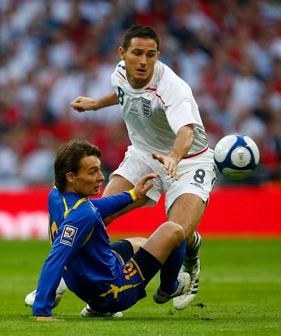 Angličan Frank Lampard a Rulsan Baltijev z Kazachstánu | Foto: Reuters