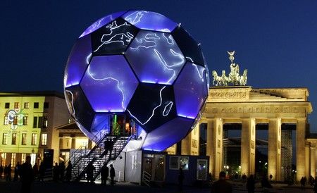 Obří, 15 metrů vysoký fotbalový míč vystavený před Brandenburskou branou v Berlíně vytvořil rakouský umělec Andre Heller. | Foto: Reuters