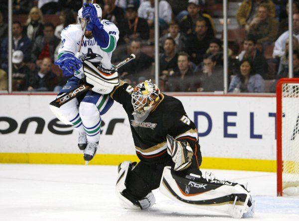 Útočník Vancouveru Canucks Daniel Sedin cloní gólmanovi Anaheimu Ducks Jeanu-Sebastienu Giguereovi. | Foto: Reuters