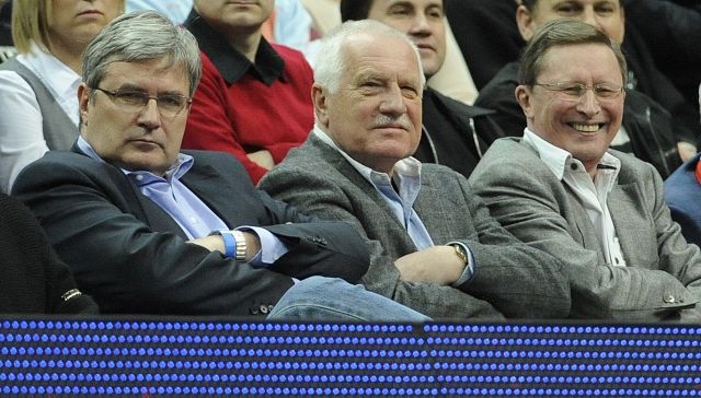 Miroslav Jansta a Václav Klaus na utkání Euroligy Nymburk - CSKA Moskva v pražské O2 areně | Foto: ČTK