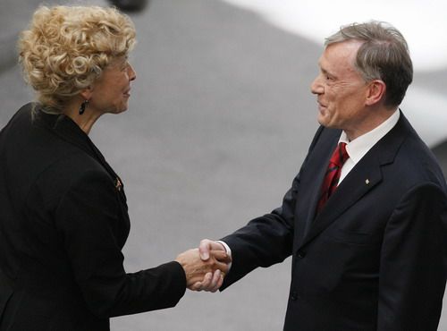 Gratulace od soupeřky - sociální demokratky Gesine Schwanové. Ta získala 503 hlasů. | Foto: Reuters