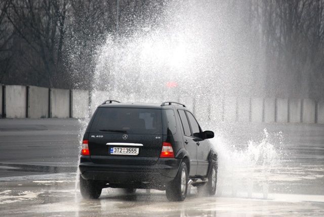 Zpočátku se to příliš nedaří a řidiči si tak alespoň umyjí vůz | Foto: Radek Pecák