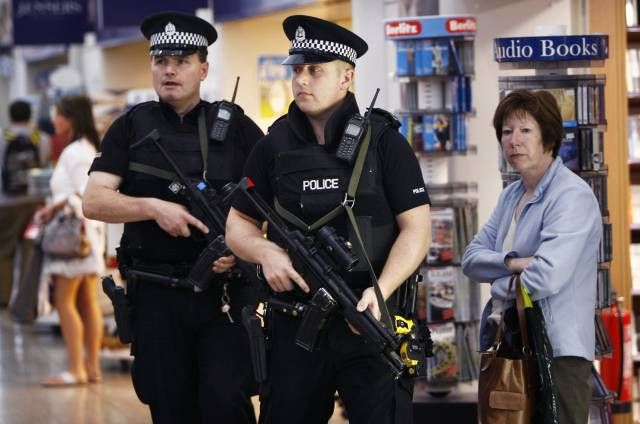 Letiště Glasgow dnešních dní: V terminálu hlídkují ozbrojenci | Foto: Reuters