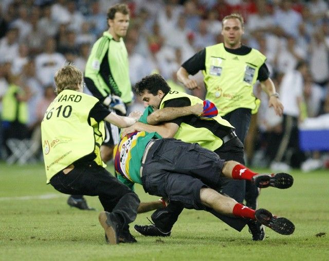 Jimmy Jump je právě likvidován organizátory, vzadu přihlíží německý gólman Jens Lehmann. | Foto: Reuters