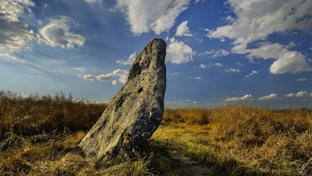 Roche mystérieuse dans la campagne tchèque.  Des menhirs et des rochers celtiques ont été utilisés pour expier un meurtre