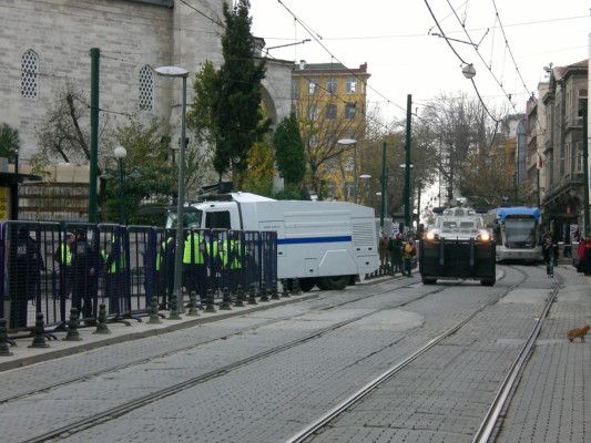 Těžká technika přijíždí k Modré mešitě, kterou dnes papež Benedikt XVI. navštívil. | Foto: Aleš Ottmár