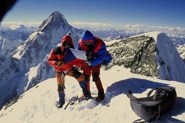 Roman Langr a Kamil Bortel na vrcholu Rocky Summit, jednoho z vrcholů Broad Peaku. V pozadí hora K2. | Foto: www.romanlangr.cz