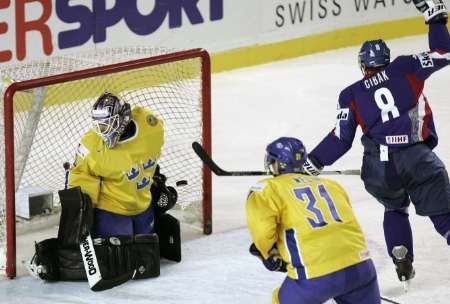 Martin Cibák dokázal prostřelit švédského brankáře Daniela Henrikssona, přihlíží Bjorn Melin. | Foto: Reuters