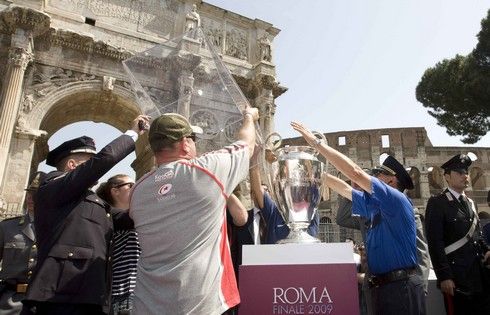 A je to tu. Policisté a organizátoři vystavují pro veřejnost trofej pro vítěze nejslavnější evropské soutěže | Foto: Sport