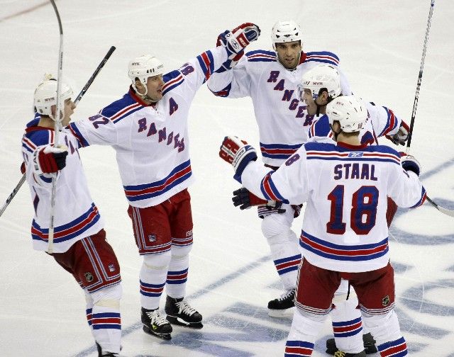 Hráči New Yorku Rangers Brandon Dubinsky (vlevo), Martin Straka (druhý zleva), Michal Rozsíval (uprostřed) a Marc Staal (vpravo) gratulují Jaromíru Jágrovi ke gólu do sítě New Jersey. | Foto: Reuters