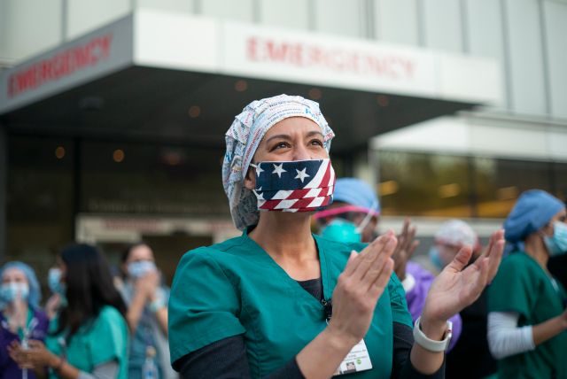 Ilustrační foto. Amerika tleská zdravotníkům (a nosí roušky). | Foto: ČTK/ZUMA/Dan Herrick