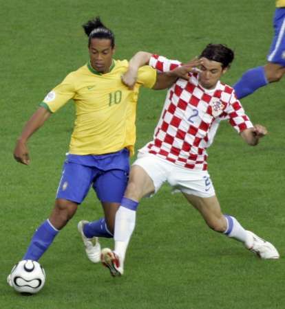 Brazilec Ronaldinho (vlevo) bojuje o míč s Darijo Srnou z Chorvatska. | Foto: Reuters