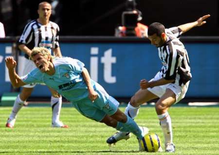 Fotbalista Juventusu Gianluca Zambrotta (vpravo) v souboji s Valonem Behramim z Lazia v utkání italské ligy. | Foto: Reuters