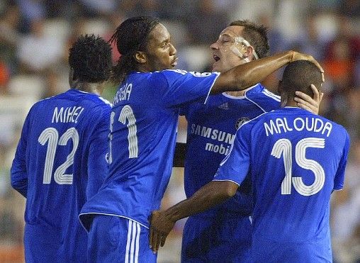 Fotbalisté Chelsea (zleva) John Obi Mikel, Didier Drogba, John Terry a Florent Malouda oslavují vyrovnávací gól do sítě Valencie. | Foto: Reuters