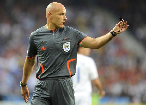 Sudí Howard Webb by měl publiku určitě co vysvětlovat. Proč uznal Polákům gól z jasného ofsajdu? Proč potom Rakousku odpískal vymyšlenou penaltu? Kompenzoval? | Foto: Reuters