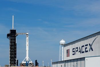 SpaceX Falcon 9 nesoucí kosmickou loď Crew Dragon. | Foto: Reuters