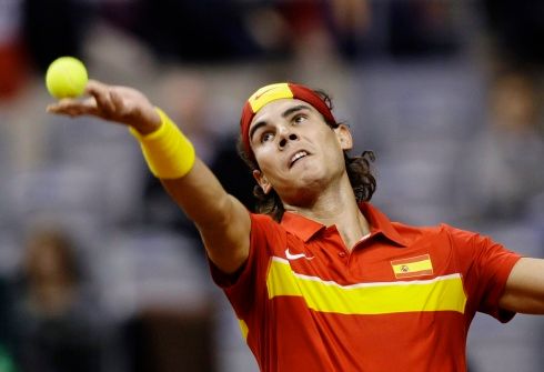 Rafael Nadal servíruje | Foto: Reuters