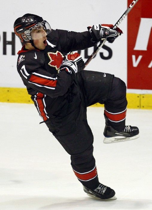 Kanadský hokejista Brad Marchand oslavuje gól v síti Švédska na MS juniorů 2008. | Foto: Reuters