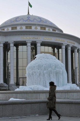 V turkmenském Aškabátu zamrzla i fontána. | Foto: Reuters