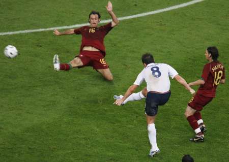 Angličan Frank Lampard (v bílém) střílí na portugalskou branku, střelu se snaží zblokovat Ricardo Carvalho (16). | Foto: Reuters