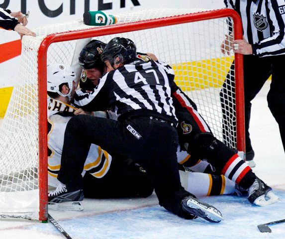 Zdeno Chára vs Matt Carkner. | Foto: Reuters