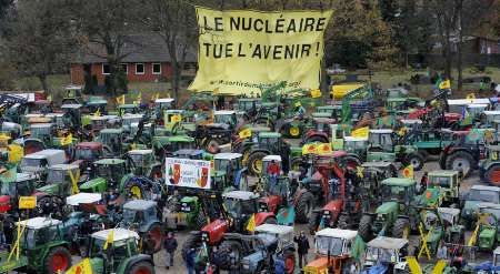 Aktivisté do protestů zapojili i traktory. | Foto: Reuters