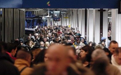 Železniční stanice v hlavním francouzském městě se v úterý večer zaplnili pasažéry. Na vlaky čekali marně. | Foto: Reuters