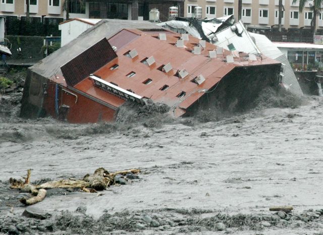 Hotel nevydržel nápor větru a zřítil se do řeky. | Foto: Reuters