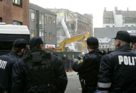 Před policejním kordonem protestovalo proti zahájení demolice několik desítek mladých aktivistů, kteří skandovali hesla. | Foto: Reuters