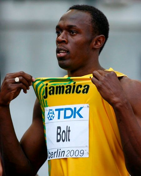 Usain Bolt v rozbězích na MS v Berlíně | Foto: Reuters