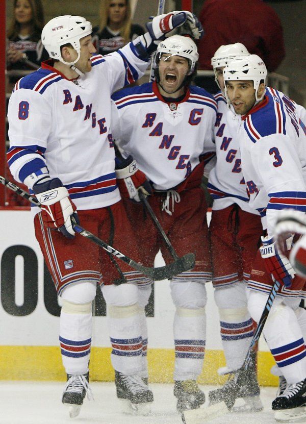 Nejvíce českých hokejistů by získalo prsten pro držitele Stanley Cupu, kdyby vyhráli newyorští Rangers. V klubu jich působí hned pět - na tomto snímku zleva Marek Malík, Jaromír Jágr a Michael Rozsíval. | Foto: Reuters