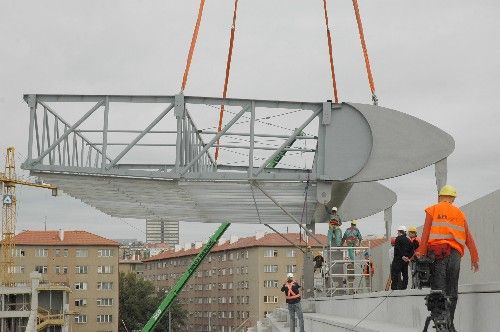 Srpen 2008: Dělníci usazují první část střešní konstrukce Edenu. | Foto: Martin Kabát