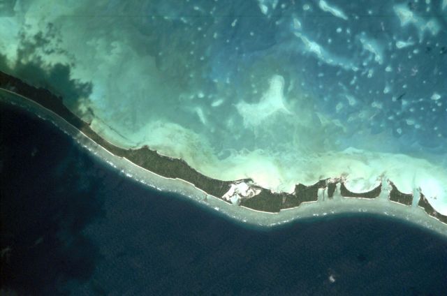 Satelitní snímek jednoho z ostrovů, které zatím stále ještě tvoří Kiribati. | Foto: Reuters