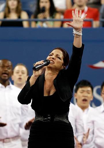 Gloria Estefan zpívá americkou hymnu | Foto: Reuters