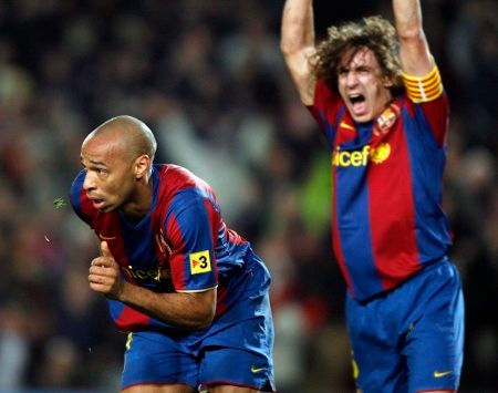 Carles Puyol a Thierry Henry se radují z branky | Foto: Reuters