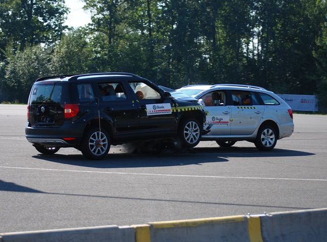 Okamžik bezprostředně po nárazu. Hlavy figurín jsou zabořené do airbagů | Foto: Radek Pecák