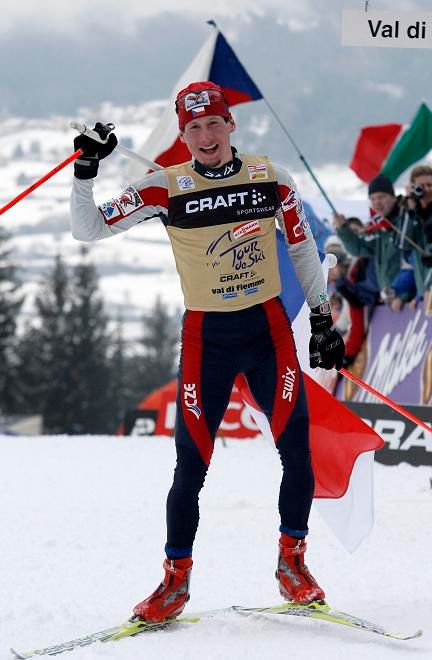 Lukáš Bauer si s vlajkou dojíždí pro triumf v Tour de Ski | Foto: Reuters