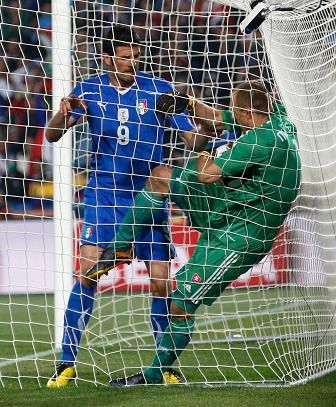 Boj o míč po první brance Itálie. Italové se snažili co nejrychleji rozehrát a byla z toho pořádná strkanice. Zápas ale vedl zkušený arbitr Angličan Webb. | Foto: Sport