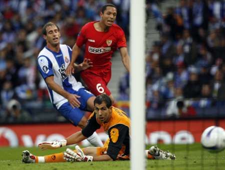 KVĚTEN - Fotbalová Sevilla obhájila Pohár UEFA. V ryze španělském finále souboji přetlačila po penaltovém dramatu Espanyol Barcelona. Utkání skončilo po 120 minutách 2:2 a v následném rozstřelu byli šťastnější svěřenci Juanda Ramose, kteří zvítězili 3:1. Na fotce skóruje Sevillský Adriano Correia. | Foto: Reuters