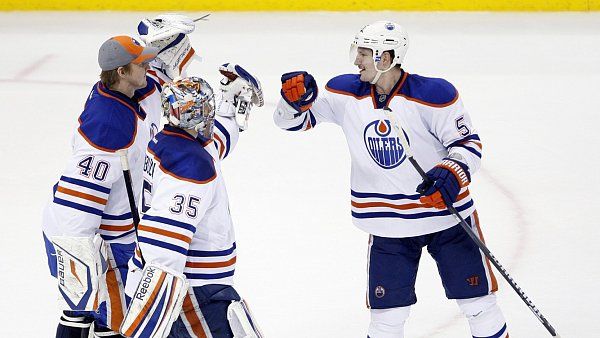 Specilista na blokování puků vlastním Ladislav Šmíd (vpravo) z Edmontonu Oilers je zámořskými experty považován za jednoho z nejméně doceněných hráčů NHL. | Foto: Reuters