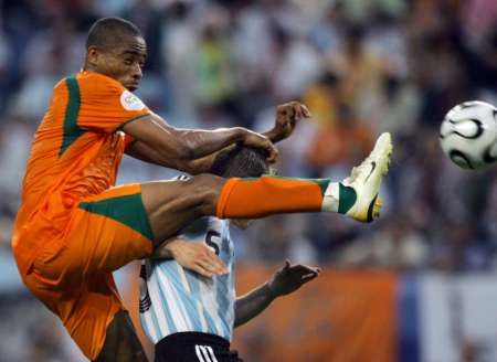 Hráč Pobřeží slonoviny Bonaventure Kalou (vlevo) v souboji s Estebanem Cambiassem při zápase MS Argentina - Pobřeží slonoviny. | Foto: Reuters