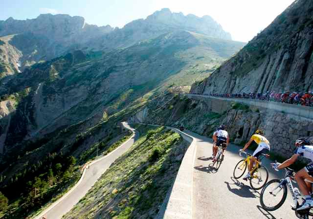 Peloton během desáté etapy Tour de France. | Foto: Reuters