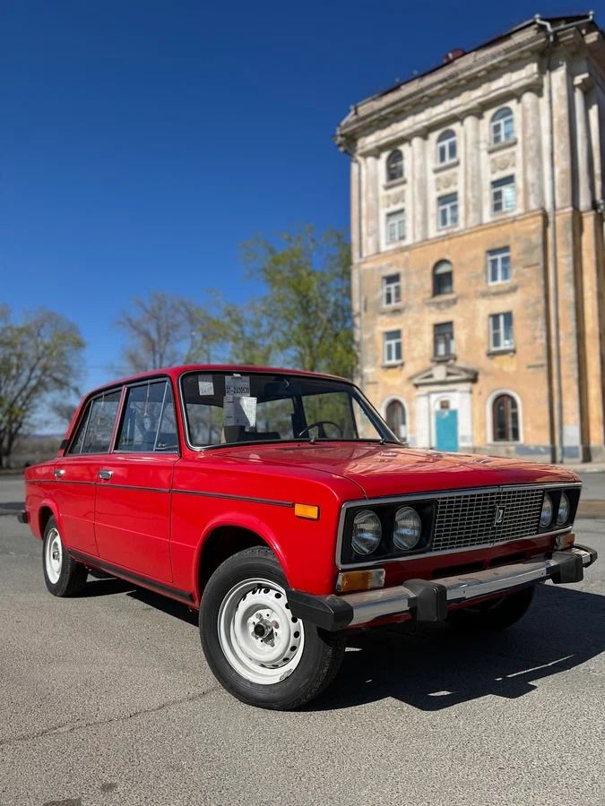 Posledním drahým veteránem Lada v nabídce je sedan 2106 z roku 1995. Dodnes najel opět deset kilometrů. | Foto: Auto.ru