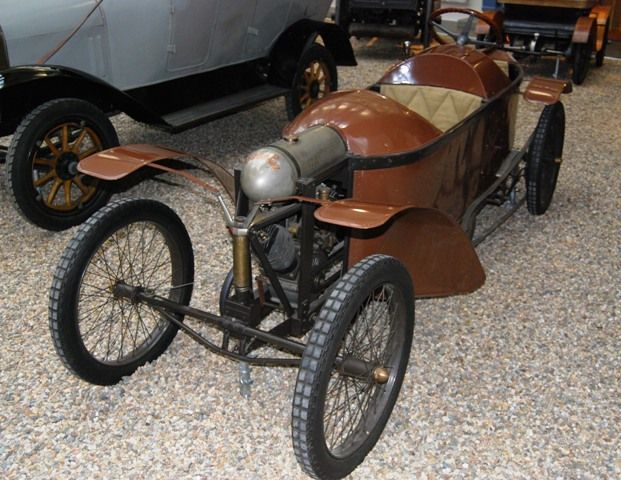 Bedelia BD2 z roku 1912 patří do kategorie takzvaných cyclecarů. Tohoto vozítka se v Paříží vyrobily v letech 1910-25 dva tisíce kusů. Tato měla přezdívku "splašený kufr" a v roce 1914 vyhrála ve své kategorii závod Zbraslav-Jíloviště. | Foto: Radek Pecák