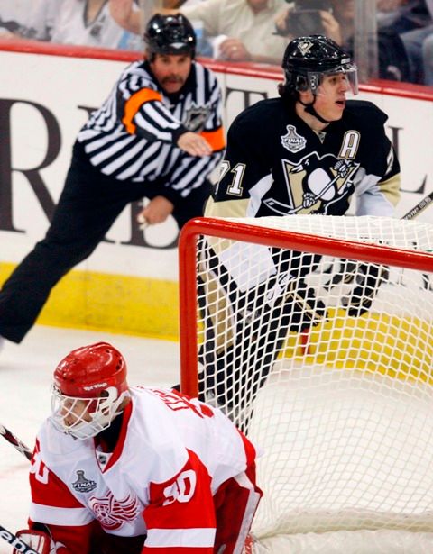 První gól utkání vsítil Jevgenij Malkin. Byla to už jeho čtrnáctá trefa v letošním playoff. | Foto: Reuters